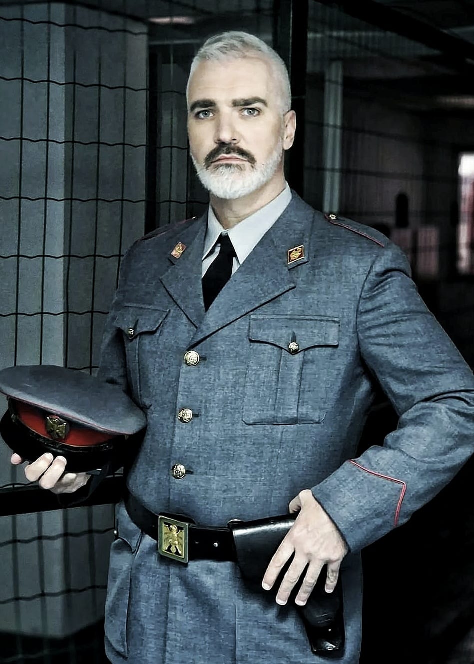 Manuel Mas caracterizado como el Barón Scarpia en Tosca, otra escena