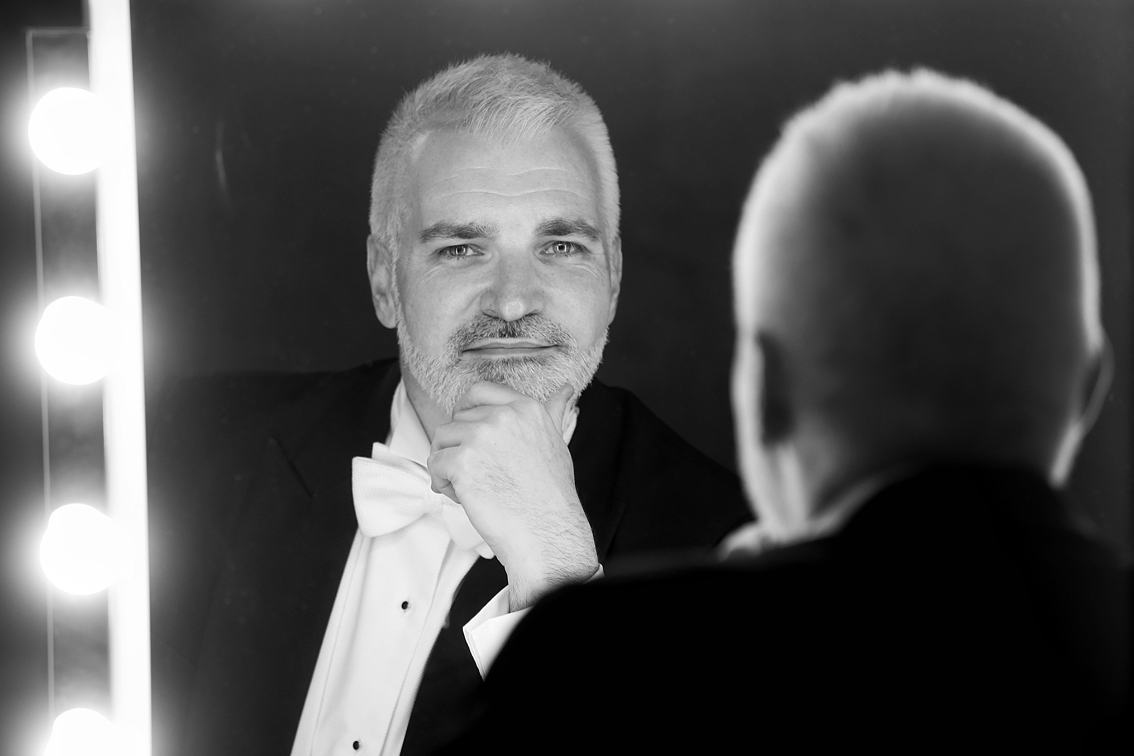 Manuel Mas, barítono, en el camerino frente al espejo